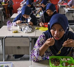 Sejumlah siswa menyantap makanan gratis saat simulasi program makan siang gratis di SMP Negeri 2 Curug, Kabupaten Tangerang, Banten, Kamis 29 Februari 2024. Menko Perekonomian Airlangga Hartarto meyediakan 162 porsi dengan empat macam menu makanan sehat senilai Rp15 ribu per porsi pada simulasi program makan siang gratis itu. ANTARA FOTO/Sulthony Hasanuddin