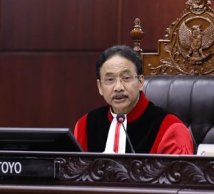 Ketua MK Suhartoyo membuka sidang uji materiil Undang-Undang Nomor 20 Tahun 2003 tentang Sistem Pendidikan Nasional, Rabu (06/03) di Ruang Sidang MK.