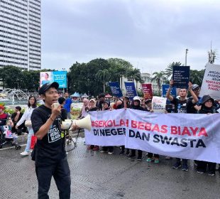 Juru bicara Koalisi Pendidikan Jakarta dan Indonesia yang Berkeadilan (KOPAJA) Ubaid Matraji, saat melakukan orasi di depan massa aksi JALAN SANTAI KAMPANYE #SEKOLAH BEBAS BIAYA, di kawasan CFD Bundaran HI, pada Minggu, 7 Juli 2024.