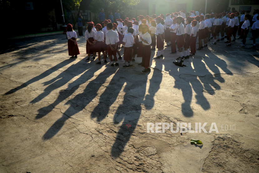 Siswa mengikuti upacara pada hari pertama sekolah di SDN, (ilustrasi).Foto: Republika/Wihdan Hidayat
