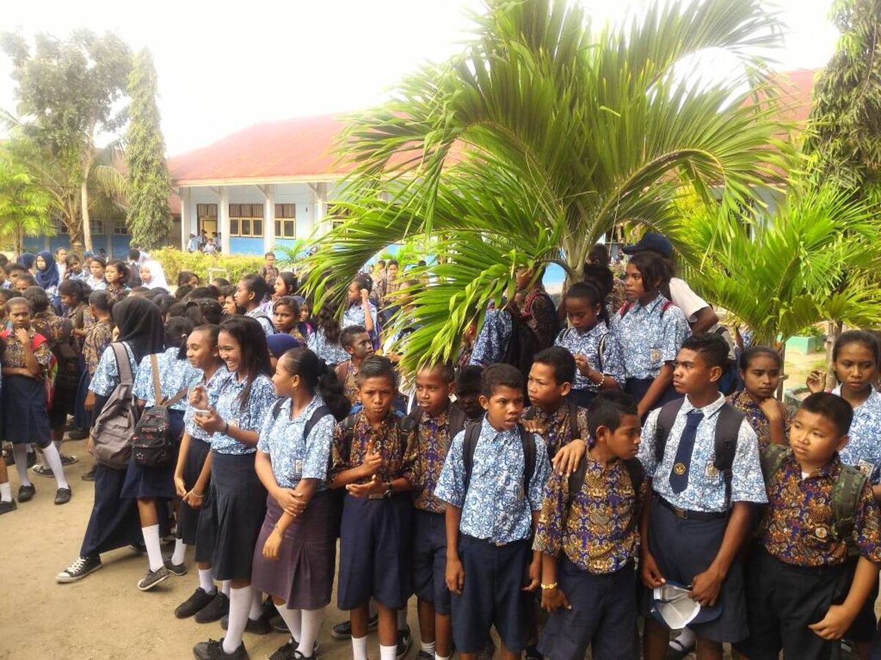 KOMPAS/ESTER LINCE NAPITUPULU New students in elementary, junior high, and senior high/vocational schools starting from this academic year will be given priority to be accepted in schools closest to their residence. Seen in the picture, students in the Aru Islands, Maluku, gather in the school yard some time ago.