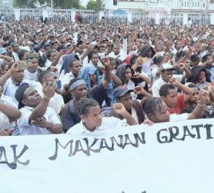 Ribuan pelajar di Wamena, Papua Pegunungan, berkumpul di halaman kantor bupati Jayawijaya. Mereka berunjuk rasa untuk menyuarakan penolakan terhadap kebijakan makan bergizi gratis, 17 Februari 2025. Foto : Ronny untuk Tempo