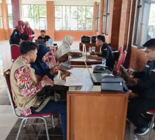 Ilustrasi - Suasana pelayanan PPDB di Dewan Pendidikan Jatim, Surabaya, Selasa (28/5/2024). Foto: Risky suarasurabaya.net